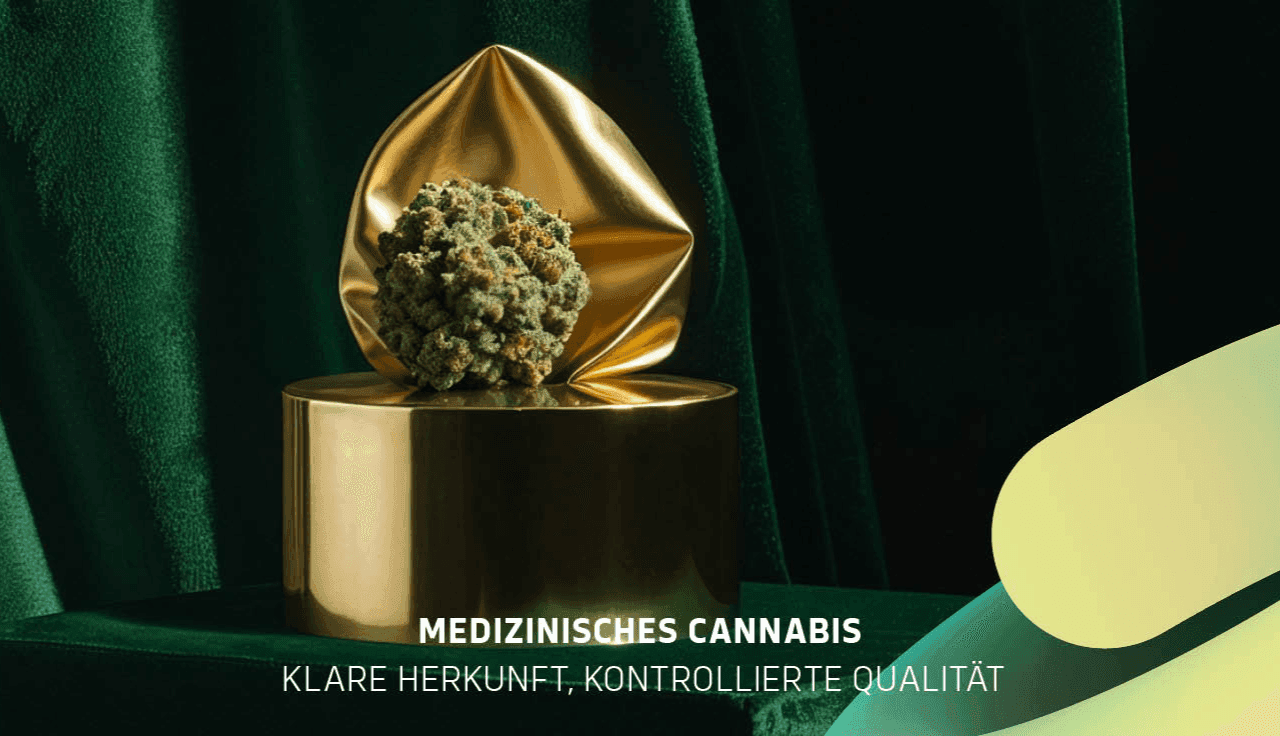 Cannabisblüte auf einem goldenen Tisch angerichtet